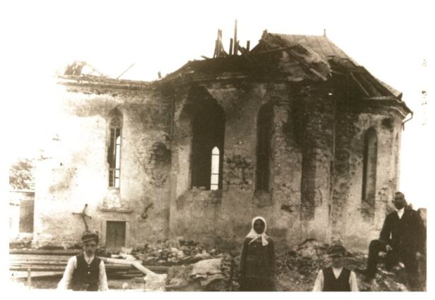 Image of the ruined Roman Catholic Church in Zalozce, Austria circa 1916. From the website Olejow na Podolu.