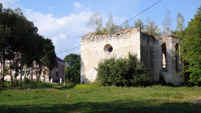 The ruined St. Antoni's church in Zalozce (kościół sw. Antoniego), left, flanked by the old school. Cllick to enlarge.